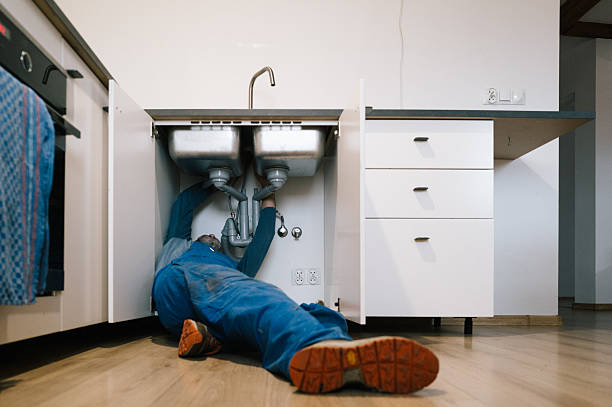Professional Emergency Plumber technician working in Thrall, TX